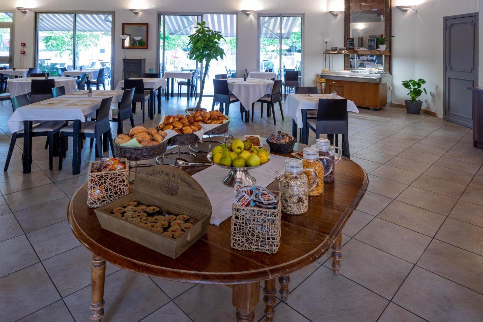 Hotel Logis Noemys Pont De L'etoile 3*